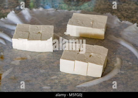 Blocs de cubes de tofu mou tissu plat blanc Banque D'Images