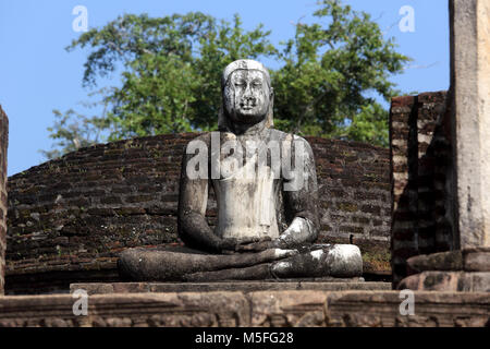 Quadrangle Polonnaruwa North Central Province Sri Lanka le Vatadage Bouddha assis dans la position avec les mains en Virasana le Dhyana Mudra Banque D'Images