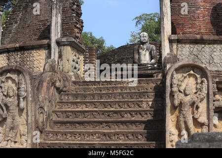 Quadrangle Polonnaruwa North Central Province Sri Lanka le Vatadage Bouddha assis dans la position avec les mains en Virasana le Dhyana Mudra Banque D'Images