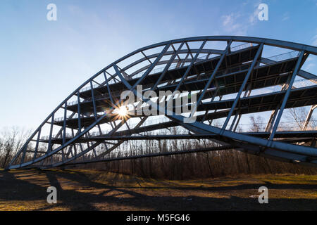 Allemagne - Février 21,2018 : Le soleil brille à travers la structure de l'acier de l'arche de Bitterfeld, un monument de l'Allemagne de l'est ville chimiques Banque D'Images