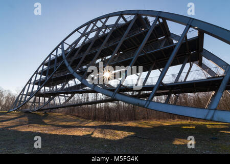 Allemagne - Février 21,2018 : Le soleil brille à travers la structure de l'acier de l'arche de Bitterfeld, un monument de l'Allemagne de l'est ville chimiques Banque D'Images