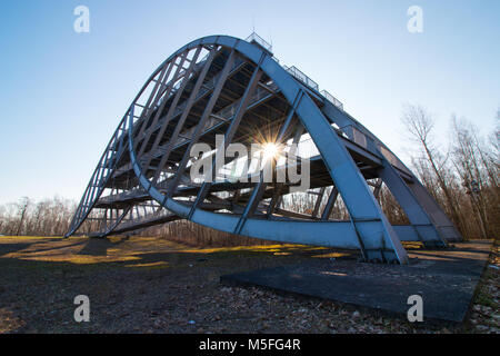 Allemagne - Février 21,2018 : Le soleil brille à travers la structure de l'acier de l'arche de Bitterfeld, un monument de l'Allemagne de l'est ville chimiques Banque D'Images