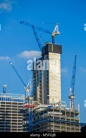 Ville de London Skyline en évolution : noyau en béton du nouveau quartier financier Bishopsgate 22 gratte-ciel en construction avec des grues à tour Banque D'Images