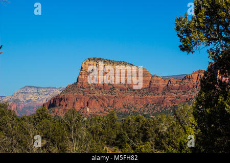 Donnant sur les montagnes de Red Rock Valley en Arizona High Desert Banque D'Images