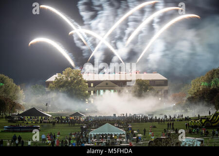 Montres foule comme spéculaire d'artifice s'éteint à partir de la bibliothèque McKeldin à l'Université du Maryland College Park, Maryland. Banque D'Images