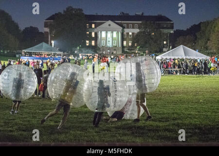 Les élèves se mélangent jouer bubble soccer en face de bibliothèque McKeldin à l'Université du Maryland College Park, Maryland. Banque D'Images