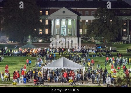 Promenades autour de la foule sur la pelouse en face de la bibliothèque McKeldin à l'Université du Maryland à College Park, Maryland. événement retrouvailles Banque D'Images