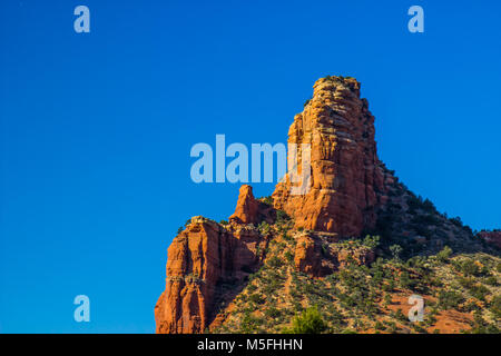 Jutting sommet de montagnes de Red Rock en Arizona High Desert Banque D'Images