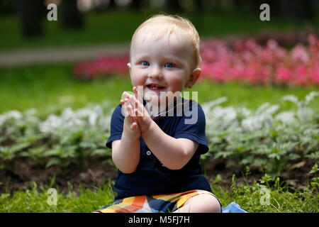 Mignon Bebe Garcon 13 Mois Jouer Dehors Sur Un Jouet Ride Sur Camion Hampshire Angleterre Photo Stock Alamy