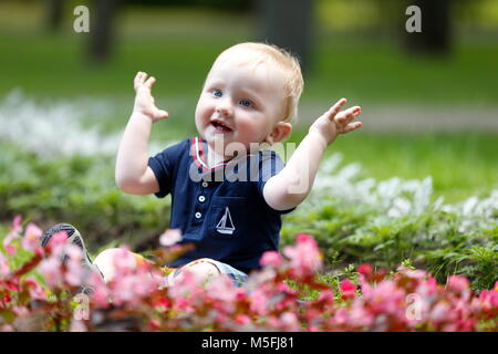 Le Belarus Gomel Central Park Le 13 Juillet 17 Happy Kid Sur L Herbe Tape Ses Mains L Emotion D Admiration Bebe Joyeux Dans La Rue Photo Stock Alamy