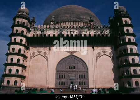 Vue de la Gol Gumbaz à Bijapur, Karnataka, Inde Banque D'Images