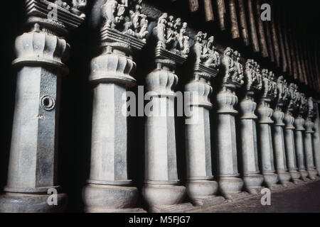 Piliers à Karla caves à Pune, Maharashtra, Inde Banque D'Images