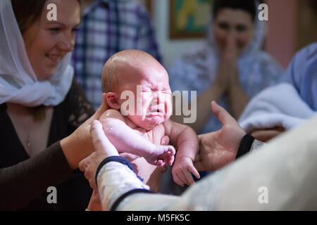 Le Bélarus, la ville de Gomel, Monastère de Saint Nicolas le 23 juillet 2017..Le baptême de l'enfant.Le bébé est lavé sur le rite du baptême.Le baptême du bébé. Banque D'Images