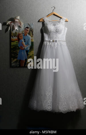 Le Bélarus, la ville de Gomel, 15 juillet 2017. Chambre de mariage. Robe de mariage pendaison en regard d'une photo de la jeunes mariés.robe de mariage. Avant le mariage Banque D'Images