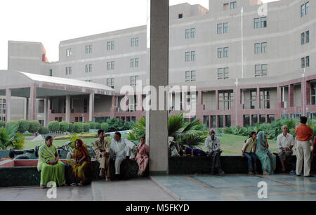 Les gens qui attendent à l'hôpital, Bhopal, Madhya Pradesh, Inde, Asie Banque D'Images