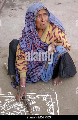 Vieille Femme pleurant, Union Carbide à Bhopal, tragédie de fuite de gaz, le Madhya Pradesh, Inde, Asie Banque D'Images