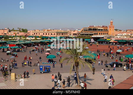 La célèbre place Jamaâ El Fna et la mosquée Koutoubia à Marrakech, Maroc. Banque D'Images