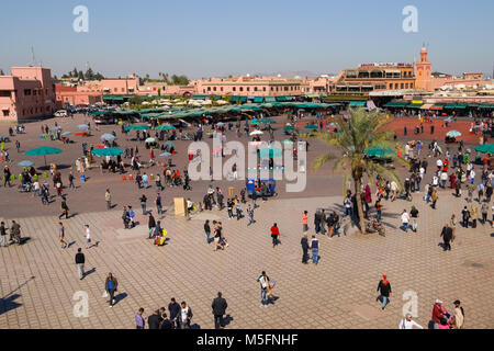 La célèbre place Jamaâ El Fna et la mosquée Koutoubia à Marrakech, Maroc. Banque D'Images