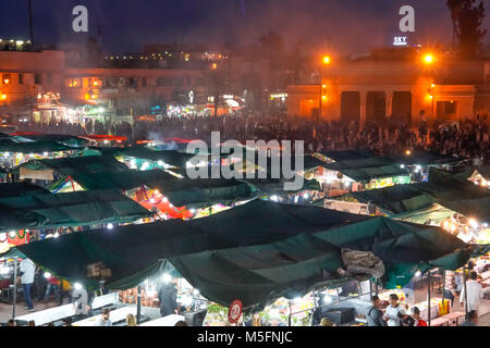 Vue sur la célèbre place Jamaâ El Fna et la mosquée Koutoubia à Marrakech, Maroc. Banque D'Images