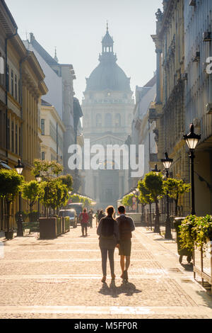 Basilique de Saint-Etienne en perspective, d'Zríny street dans le brouillard, Budapest Banque D'Images