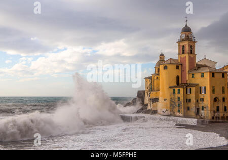 Ancienne église avec l'état de la mer et de grosses vagues à Camogli, Gênes, Genova (Italie), Banque D'Images