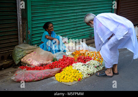 Vendeuse de fleurs, Kolkata, Bengale occidental, Inde, Asie Banque D'Images