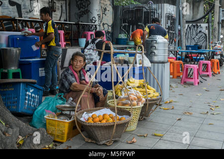 Un vendeur de fruits dans le trottoir d'une rue de Bangkok Banque D'Images