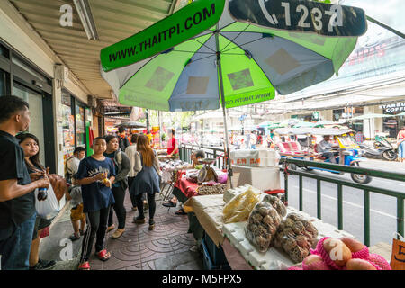 Cale avec l'alimentation de rue dans le quartier chinois, Bangkok, Thaïlande Banque D'Images