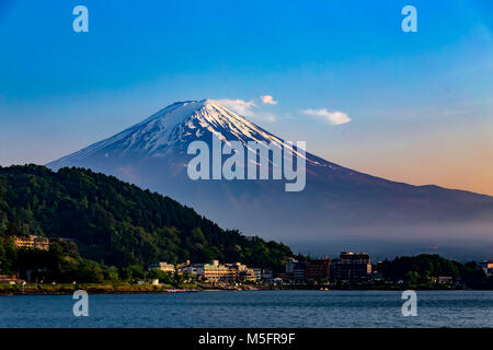 Fujikawaguchiko, au Japon. 22 mai, 2017. Vue générale du Mont Fuji du lac Kawaguchi. Le Mont Fuji du Japon gagne le statut de patrimoine mondial de l'Unesco. Banque D'Images