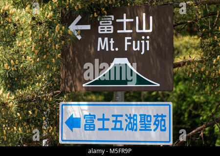 Fujikawaguchiko, au Japon. 22 mai, 2017. D'un signe indiquant la direction du Mont Fuji. Le Mont Fuji du Japon gagne le statut de patrimoine mondial de l'Unesco. Banque D'Images