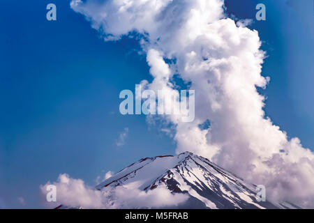 Fujikawaguchiko, au Japon. 22 mai, 2017. Vue générale du Mont Fuji du lac Kawaguchi. Le Mont Fuji du Japon gagne le statut de patrimoine mondial de l'Unesco. Banque D'Images