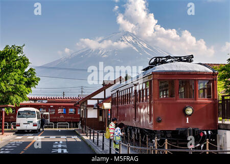 Fujikawaguchiko, au Japon. 22 mai, 2017. La station de Kawaguchiko près du Mont Fuji. Le Mont Fuji du Japon gagne le statut de patrimoine mondial de l'Unesco. Banque D'Images