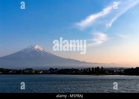 Fujikawaguchiko, au Japon. 22 mai, 2017. Vue générale du Mont Fuji du lac Kawaguchi. Le Mont Fuji du Japon gagne le statut de patrimoine mondial de l'Unesco. Banque D'Images