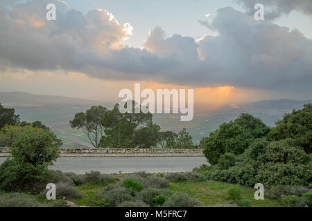 Vue du coucher de soleil de la vallée de Jezreel du mont Thabor. Le Nord d'Israël Banque D'Images