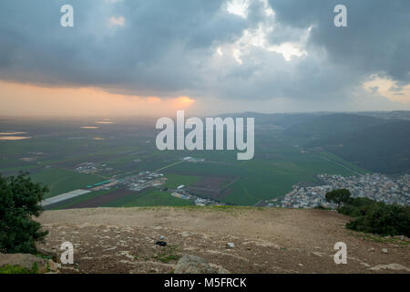 Vue du coucher de soleil de la vallée de Jezreel du mont Thabor. Le Nord d'Israël Banque D'Images