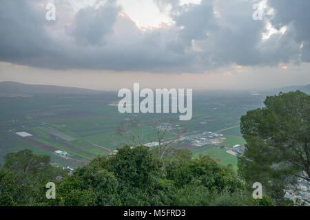 Vue du coucher de soleil de la vallée de Jezreel du mont Thabor. Le Nord d'Israël Banque D'Images