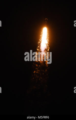 Vandenberg, l'équipe a lancé avec succès une fusée Falcon 9 transportant une charge utile à partir de la paz complexe de lancement spatial-4 ici, le jeudi, 22 février, à 18 h 17 HNP. (U.S. Air Force photo de Tech. Le Sgt. Jim Araos/libérés) Banque D'Images