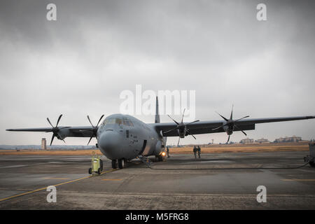 Un C-130J Super Hercules est situé sur l'aire à Yokota Air Base, Japon, le 22 février 2018. Yokota a reçu sa onzième C-130J de Lockheed Matin Aeronautics Company, en Géorgie, dans le cadre de la redistribution à l'échelle de la flotte de l'actif mis en mouvement par l'Air Mobility Command. (U.S. Air Force photo par Yasuo Osakabe) Banque D'Images