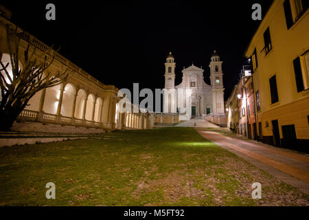 La Basilique de Santo Stefano dans Lavagna par nuit, Gênes (Genova), province de l'Italie. Banque D'Images
