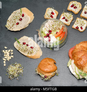 L'alimentation saine, menu avec microgreens. Des sandwichs végétariens avec micro verts assortiment. Parti Vegan tableau des aliments avec des légumes biologiques des canapés. Healt Banque D'Images