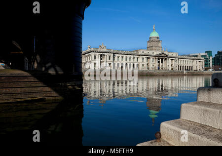 Le Custom House, un bâtiment néoclassique du 18ème siècle conçu par James Gandon, à côté de la rivière LIffey, Dublin, Irlande Banque D'Images