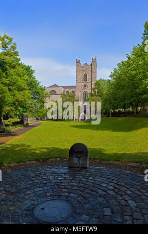 Jardins entourant l'église St Audoen, construit en 1190, situé au sud de la rivière Liffey à Dublin dans Cornmarket, près du centre de la cité médiévale Banque D'Images