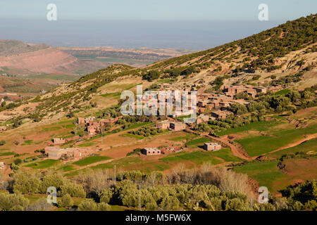 Village traditionnel berbère dans la vallée de l'Ourika, montagnes de l'Atlas au Maroc. Banque D'Images