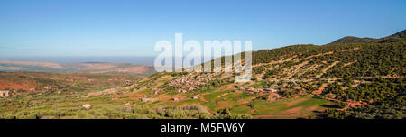 Village traditionnel berbère dans la vallée de l'Ourika, montagnes de l'Atlas au Maroc. Banque D'Images