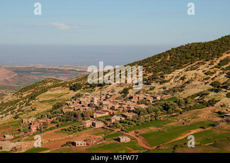 Village traditionnel berbère dans la vallée de l'Ourika, montagnes de l'Atlas au Maroc. Banque D'Images