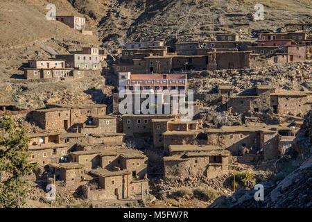 Village traditionnel berbère dans la vallée de l'Ourika, montagnes de l'Atlas au Maroc. Banque D'Images