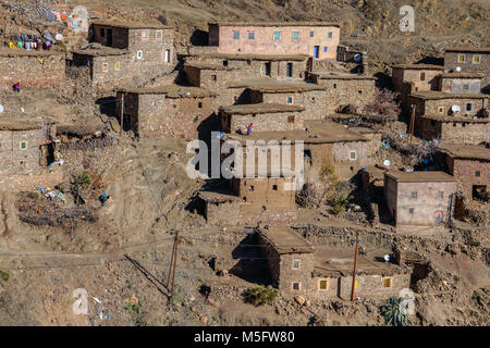 Village traditionnel berbère dans la vallée de l'Ourika, montagnes de l'Atlas au Maroc. Banque D'Images