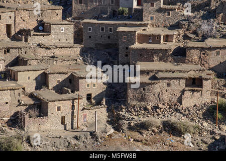 Village traditionnel berbère dans la vallée de l'Ourika, montagnes de l'Atlas au Maroc. Banque D'Images