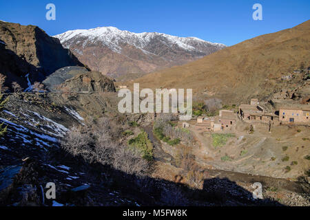 Village traditionnel berbère dans la vallée de l'Ourika, montagnes de l'Atlas au Maroc. Banque D'Images