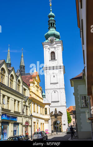 Klatovy, République tchèque - 20 mai 2016 : Vue de la Tour Blanche, le clocher de l'église paroissiale de Archdean la Nativité de la Vierge Marie. Banque D'Images